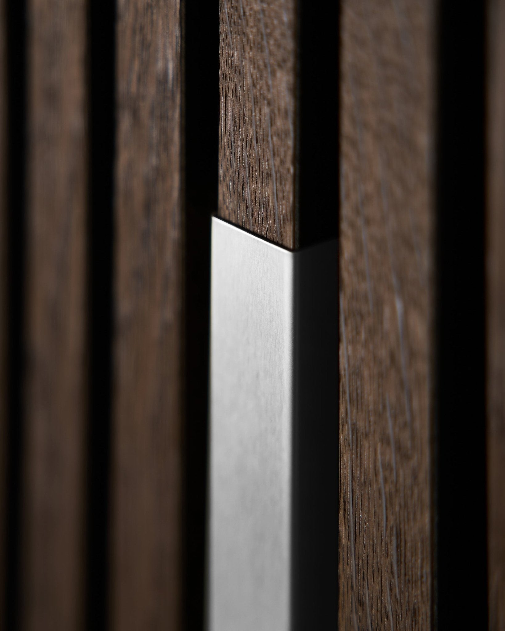 Close-up of WoodUpp Akupanel Liva | Cover—20 cm polished steel with vertical wooden slats, highlighting the Nordic texture and contrast of this acoustic panel.