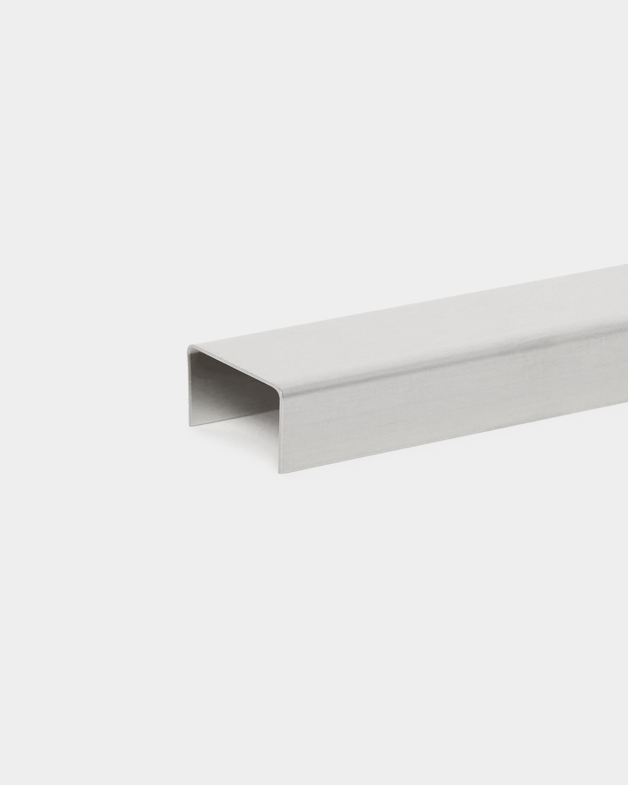 Liva Cover by WoodUpp: 60 cm polished steel U-shaped metal channel accessory, designed for use with Akupanel acoustic panels, shown on a white background.