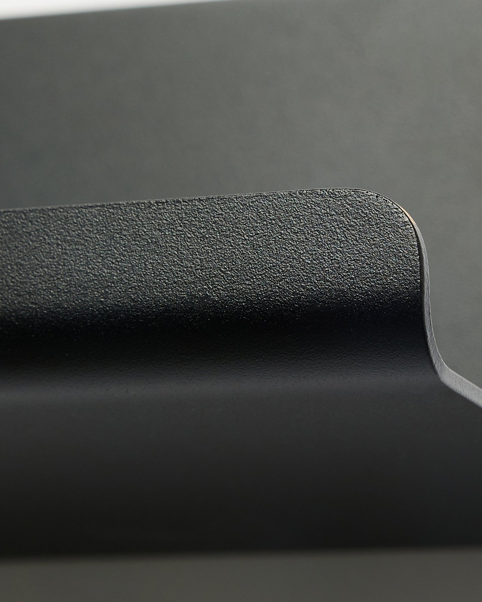 Norr | Wide Shelf by WoodUpp in black, 75.9 cm, showing a textured, curved edge and minimalist Nordic design against a smooth gray background.