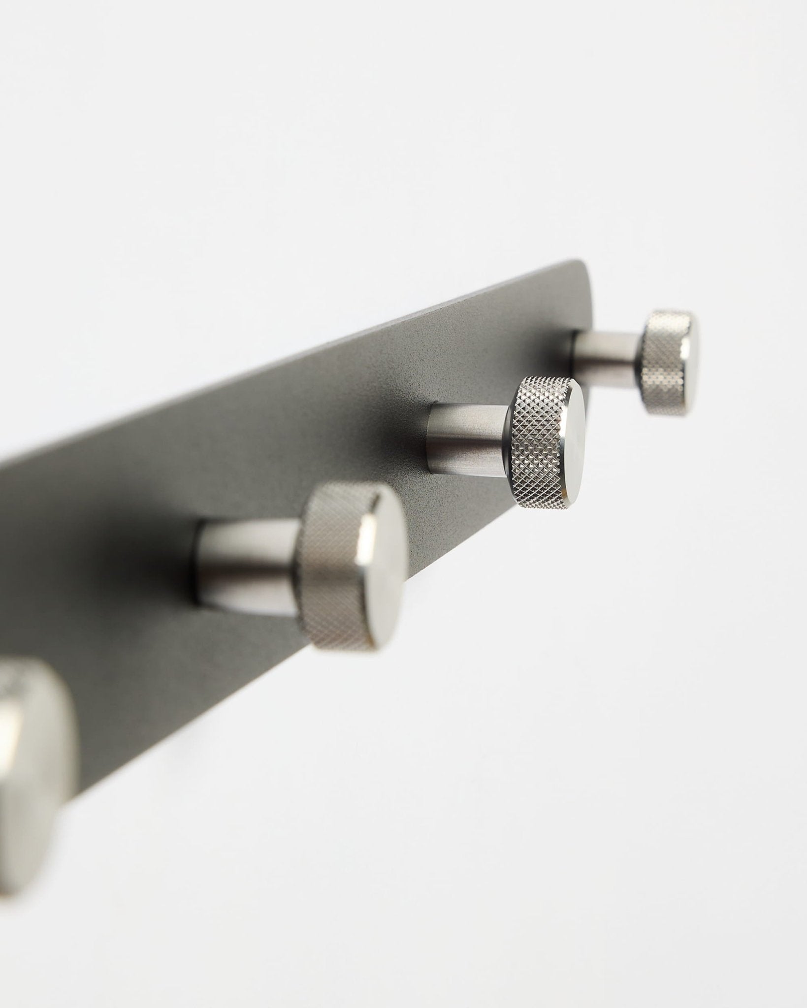 WoodUpp Norr Coat Hook Rack X7 em preto e aço inoxidável com sete ganchos, mostrado em um fundo branco liso; parte da coleção de acessórios CREATE.