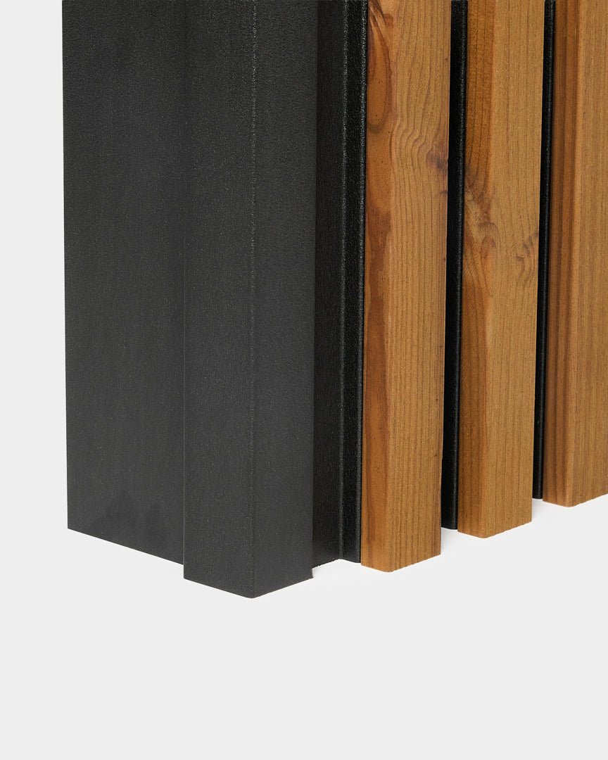 Close-up of WoodUpp Aluwood outside corner facade panel, 240 cm, with vertical wooden slats and black metal panels on a white background.