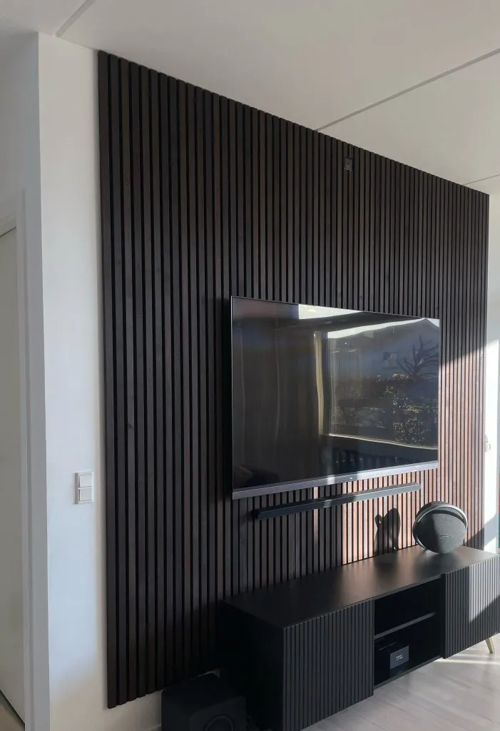akupanel-smoekd-oak-DK-tv-wall-@rosa_theilsgaard-01-2-701x1024